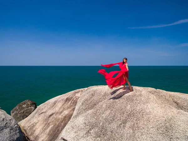 Femme sur le rocher en robe de vol rouge — Photo