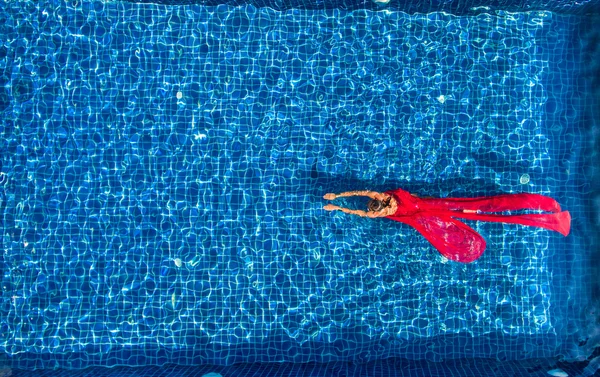 Femme dans la piscine en robe rouge — Photo