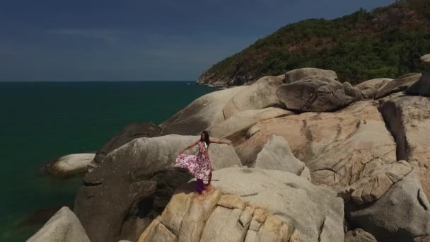 Elbise uçan kadın — Stok video