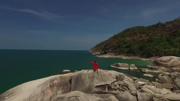 Kırmızı elbise uçan kadın — Stok video