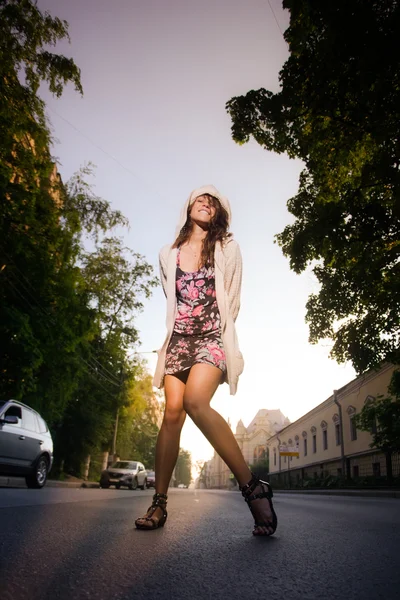 Model berjalan di jalan pada waktu musim panas — Stok Foto