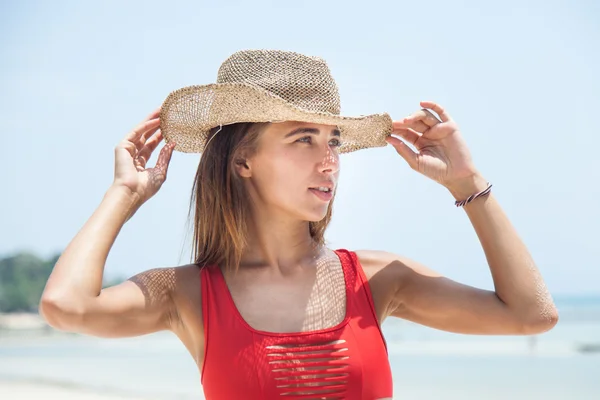 Woman on the beach wearing a hat — Stock Photo, Image