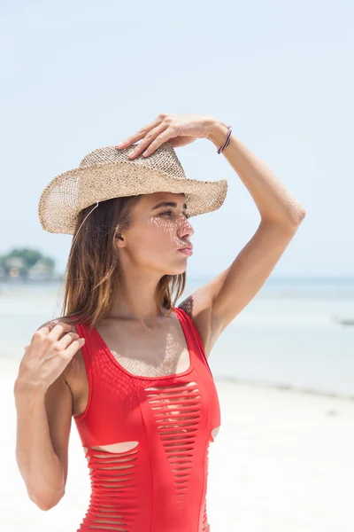 Woman on the beach wearing a hat — Stock Photo, Image