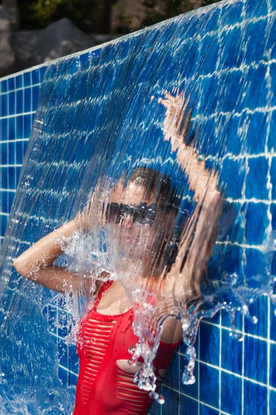 Frau im roten Badeanzug im Schwimmbad — Stockfoto