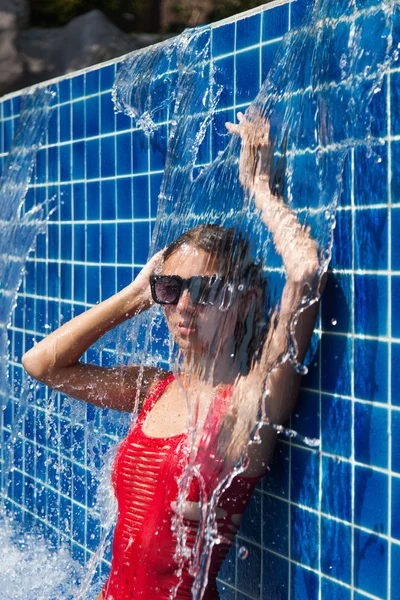 Femme en maillot de bain rouge dans la piscine — Photo
