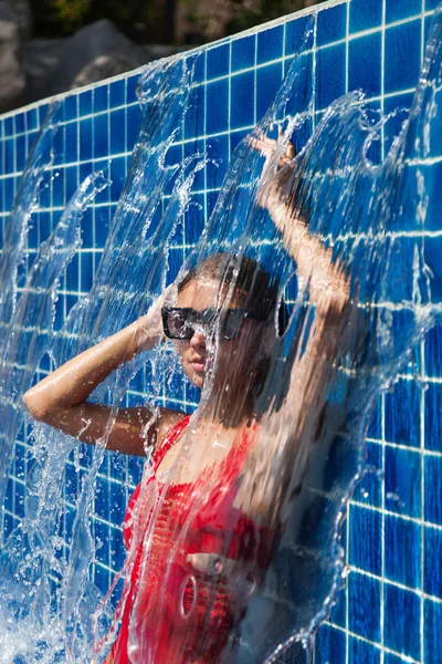 Frau im roten Badeanzug im Schwimmbad — Stockfoto