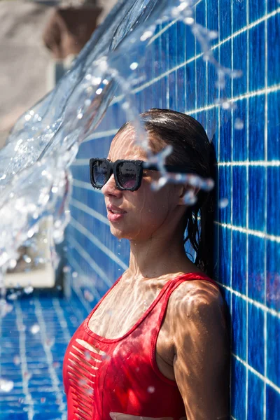 Femme en maillot de bain rouge dans la piscine — Photo