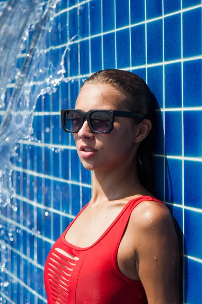 Mulher de fato de banho vermelho na piscina — Fotografia de Stock