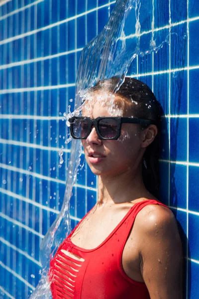 Mulher de fato de banho vermelho na piscina — Fotografia de Stock