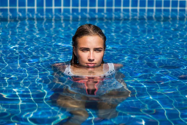 파란 수영장에서 수영복의 여자 — 스톡 사진
