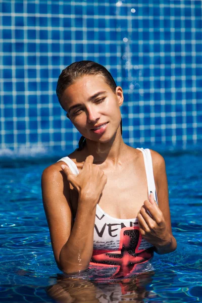 Frau im Badeanzug im blauen Pool — Stockfoto