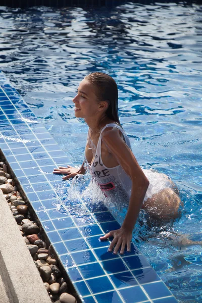 파란 수영장에서 수영복의 여자 — 스톡 사진