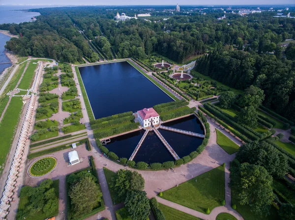 Lotu ptaka Peterhof z Pałacem Marli, w Saint-Petersburg, Rosja — Zdjęcie stockowe