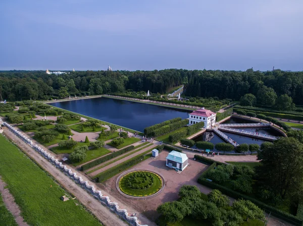 Вид с воздуха на Петергоф с дворцом Марли в Санкт-Петербурге — стоковое фото