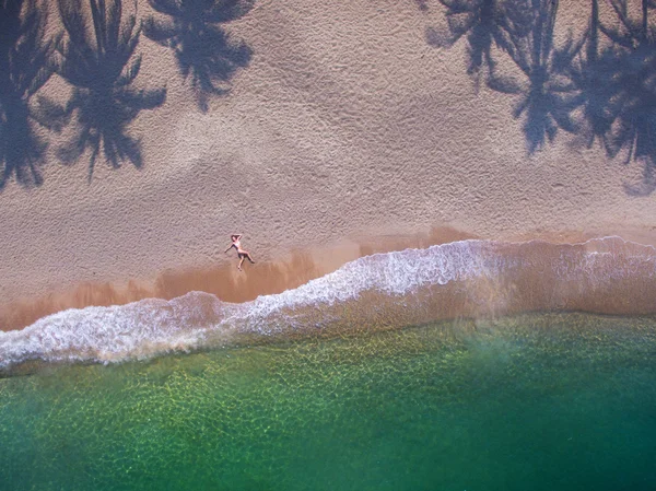 Chica en la playa por vista aérea — Foto de Stock