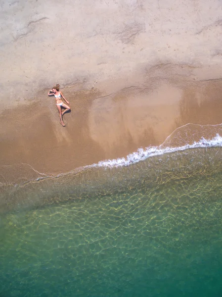 Chica en la playa por vista aérea — Foto de Stock