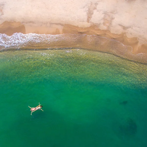 Personas en la playa por vista aérea — Foto de Stock