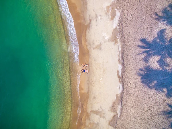 Pessoas na praia por vista aérea — Fotografia de Stock