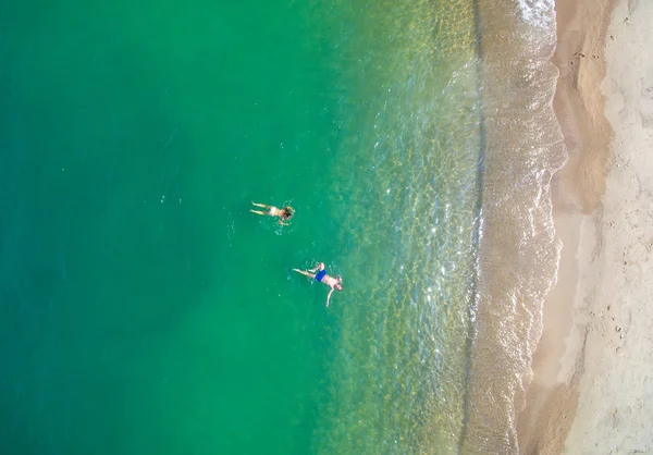 Personas en la playa por vista aérea — Foto de Stock