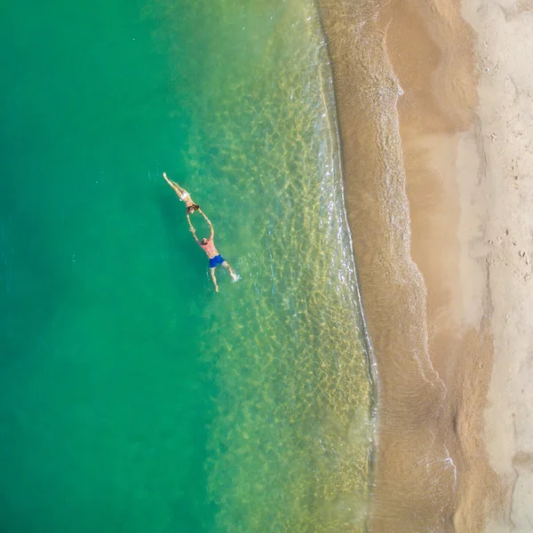 Persone sulla spiaggia con vista aerea — Foto Stock