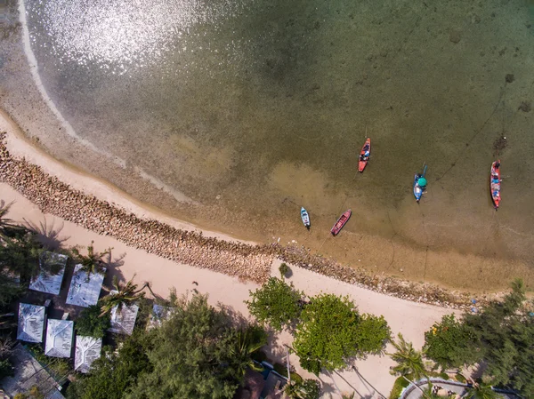 Bahía con barcos vista aérea en la isla de Ko Phangan, Tailandia — Foto de Stock
