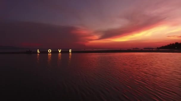 O sinal de AMOR ao pôr-do-sol — Vídeo de Stock