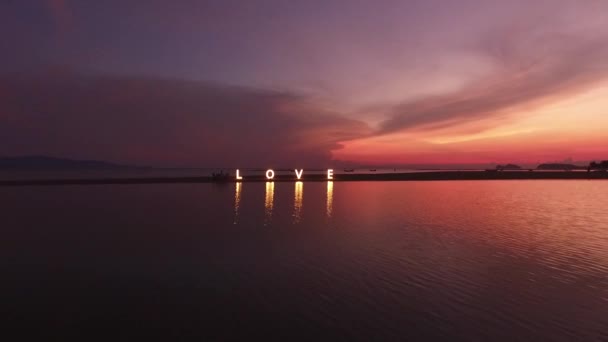 Love skylten på sunset — Stockvideo