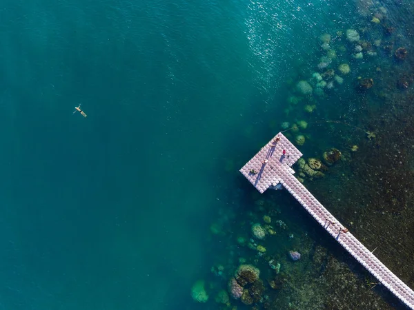 Pontonový most, táhnoucí se do dálky v hluboké vodě — Stock fotografie