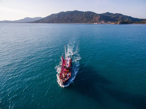 Vista aérea velero rojo viene por el mar — Foto de Stock