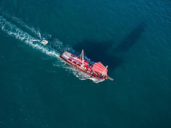 Vista aérea velero rojo viene por el mar —  Fotos de Stock