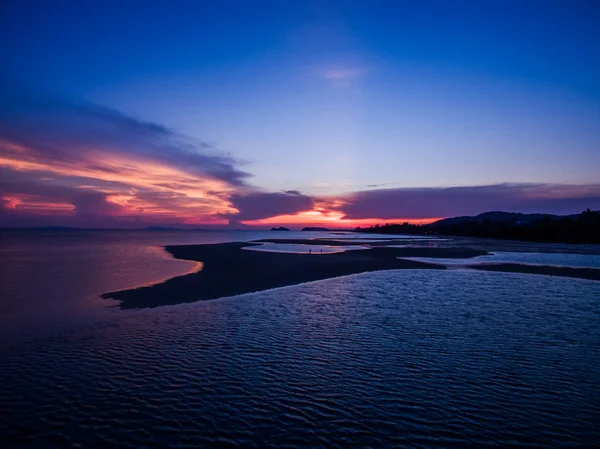 Sonnenuntergang vom Vogelflug in den Untiefen von Koh Phangan in Thailand — Stockfoto