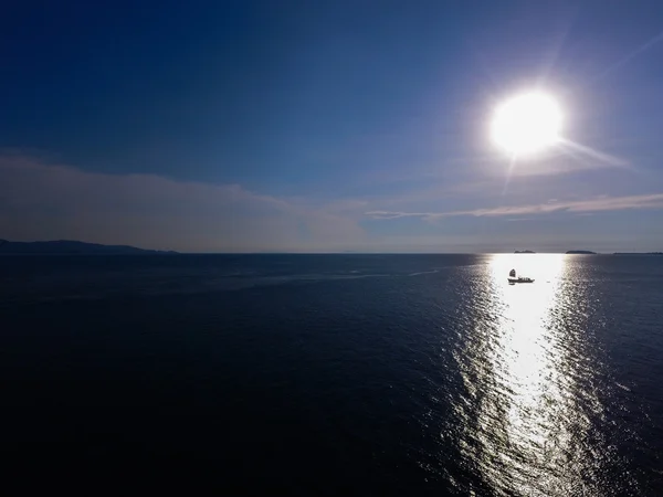 Vista aérea veleiro vermelho está chegando pelo mar Fotos De Bancos De Imagens