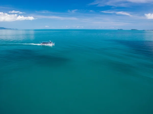 Barco blanco flotando en el mar turquesa —  Fotos de Stock