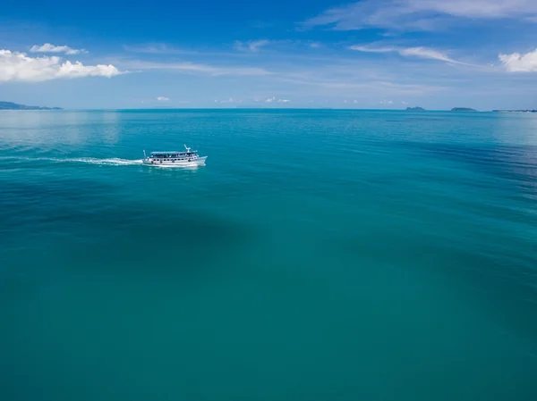 Barco blanco flotando en el mar turquesa — Foto de Stock