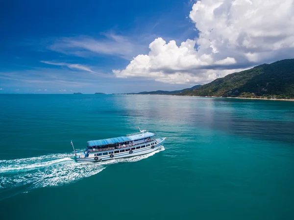 White boat floating in the turquoise sea — Stock Photo, Image