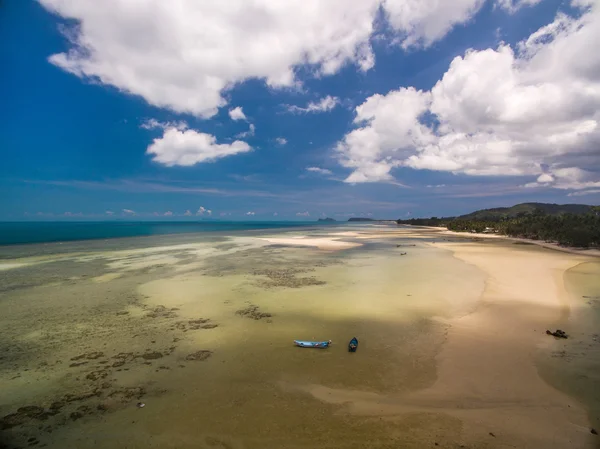 Vista aérea da praia com barcos de pesca nas águas rasas HaadRin, Koh Phangan, Tailândia — Fotografia de Stock