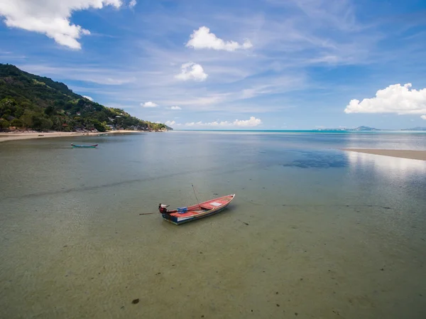 Widok na plaży z łodzi rybackich w płytkich wodach Haadrin, Koh Phangan, Tajlandia — Zdjęcie stockowe