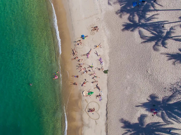 Vista aérea de la gente en la playa, Koh Phangan, Tailandia, 08.05.2016 — Foto de Stock