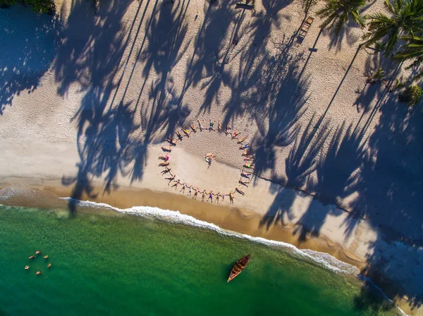 Vista aérea de la gente en la playa, Koh Phangan, Tailandia, 08.05.2016 — Foto de Stock