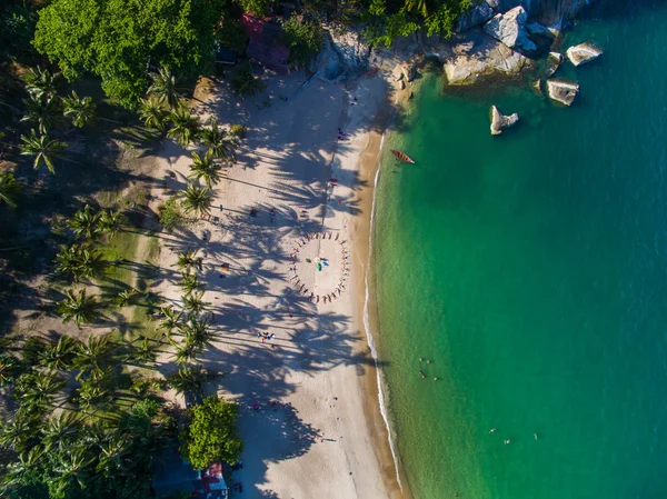 Widok z lotu ptaka ludzi na plaży — Zdjęcie stockowe