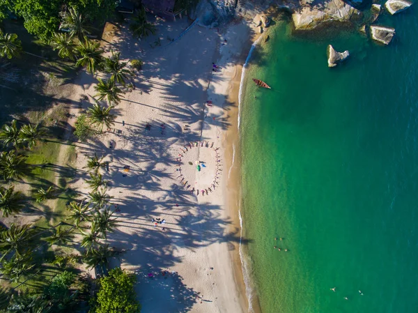 Vista aérea de la gente en la playa — Foto de Stock