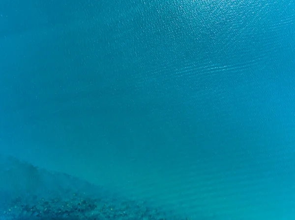 La superficie del agua, de color turquesa con ojos de pájaro — Foto de Stock
