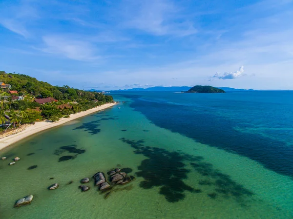 A praia com vista panorâmica sobre Koh Phangan — Fotografia de Stock