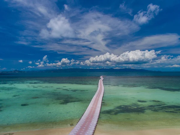 Pontón puente que se extiende en la distancia las nubes en aguas profundas — Foto de Stock