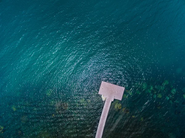 Ponton brug stretching in de verte de wolken in diep water — Stockfoto