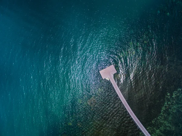 Понтонный мост простирается вдаль облака в глубокой воде — стоковое фото