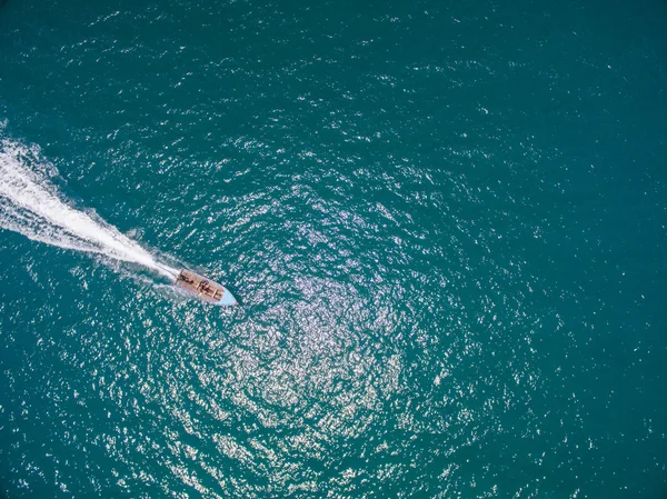 Luchtfoto van een motorboot gaande Phangan island — Stockfoto