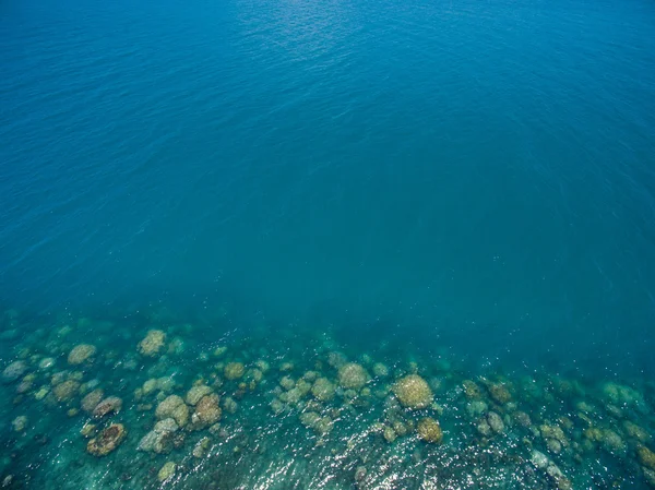 The surface of the water, turquoise in color with bird's eye — Stock Photo, Image