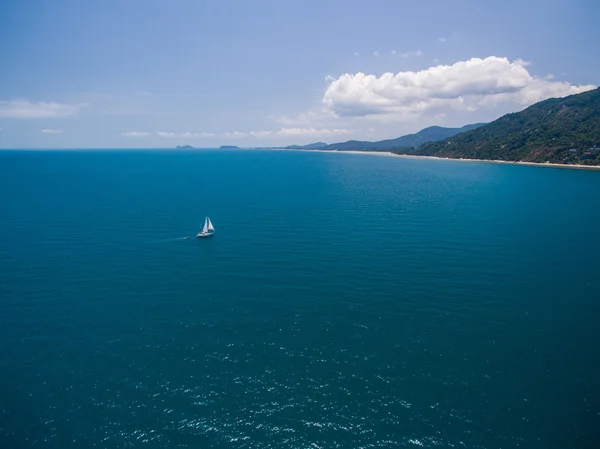 Yelkenli tekne Koh Phangan denizde üzerinde yürüyen havadan görünümü — Stok fotoğraf