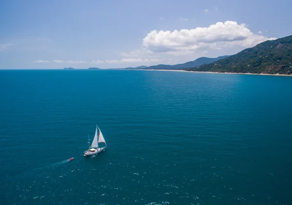 Yelkenli tekne Koh Phangan denizde üzerinde yürüyen havadan görünümü — Stok fotoğraf